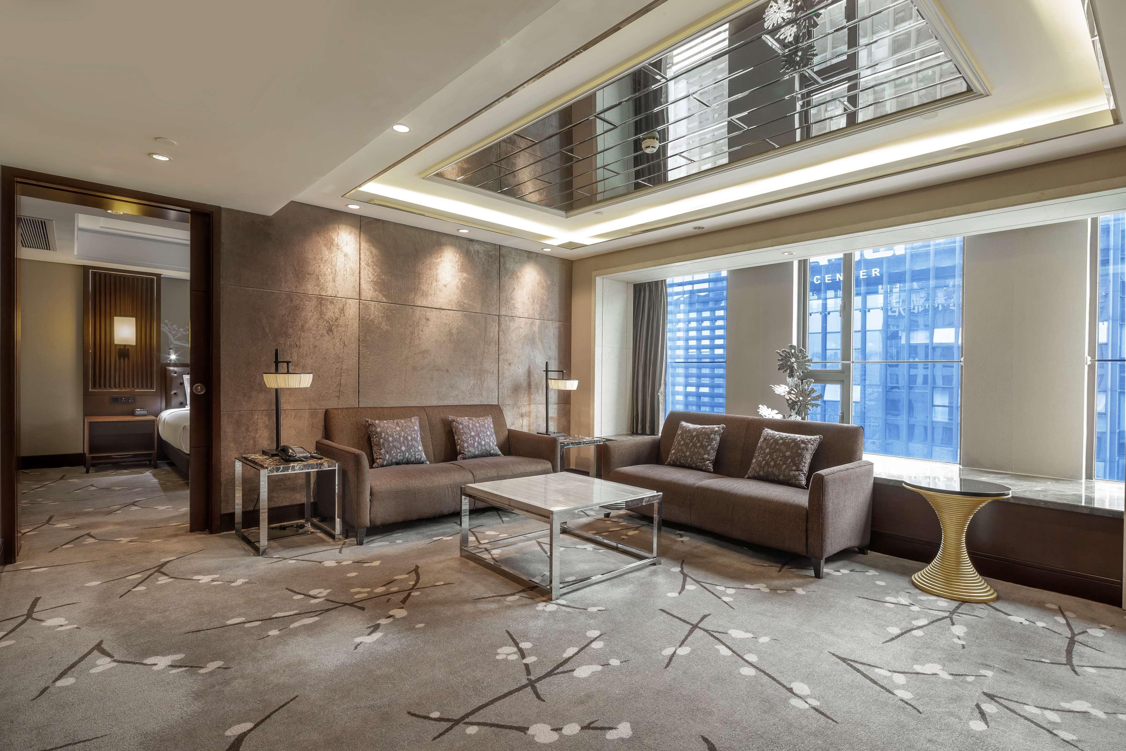 Отель Doubletree By Hilton Chongqing - Guanyinqiao Railway Station Экстерьер фото