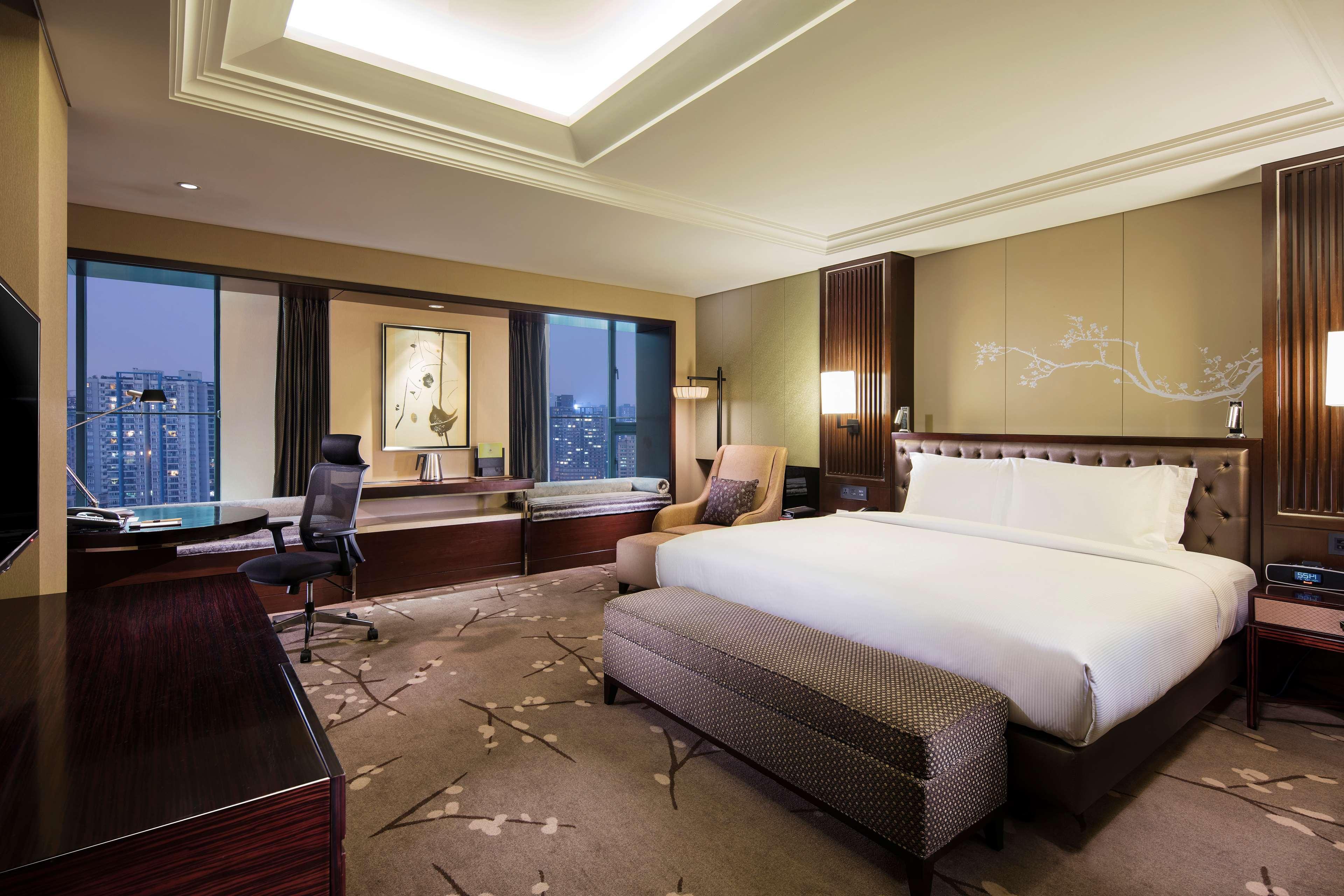 Отель Doubletree By Hilton Chongqing - Guanyinqiao Railway Station Экстерьер фото