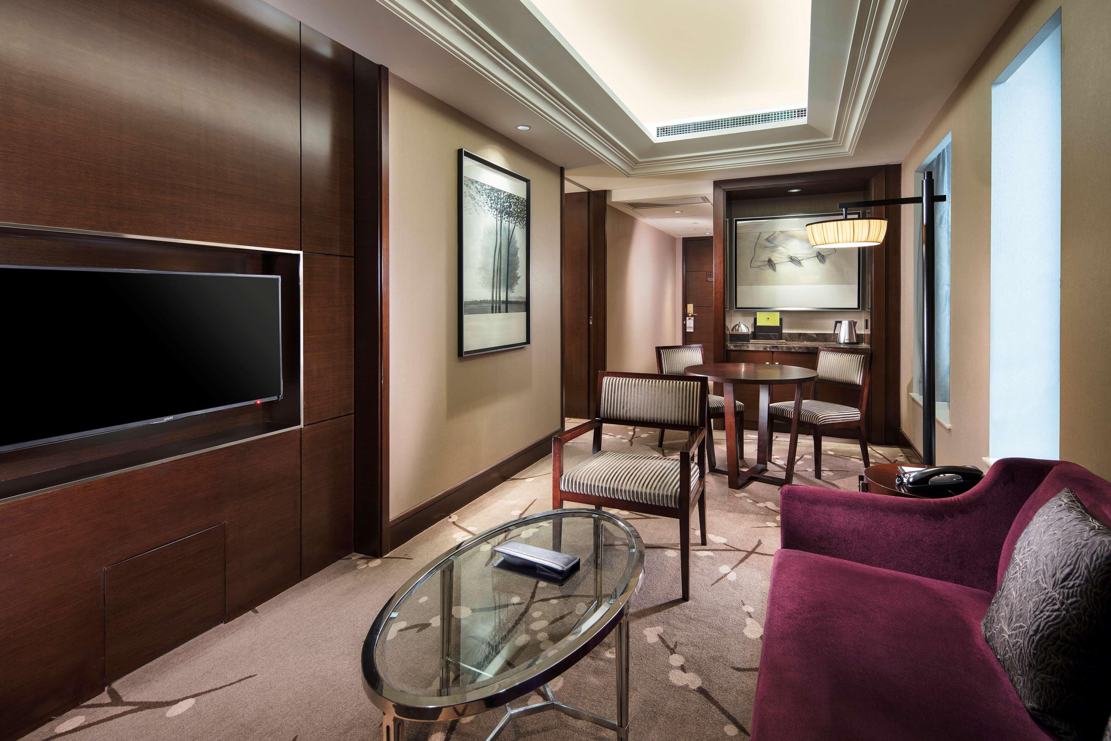 Отель Doubletree By Hilton Chongqing - Guanyinqiao Railway Station Экстерьер фото
