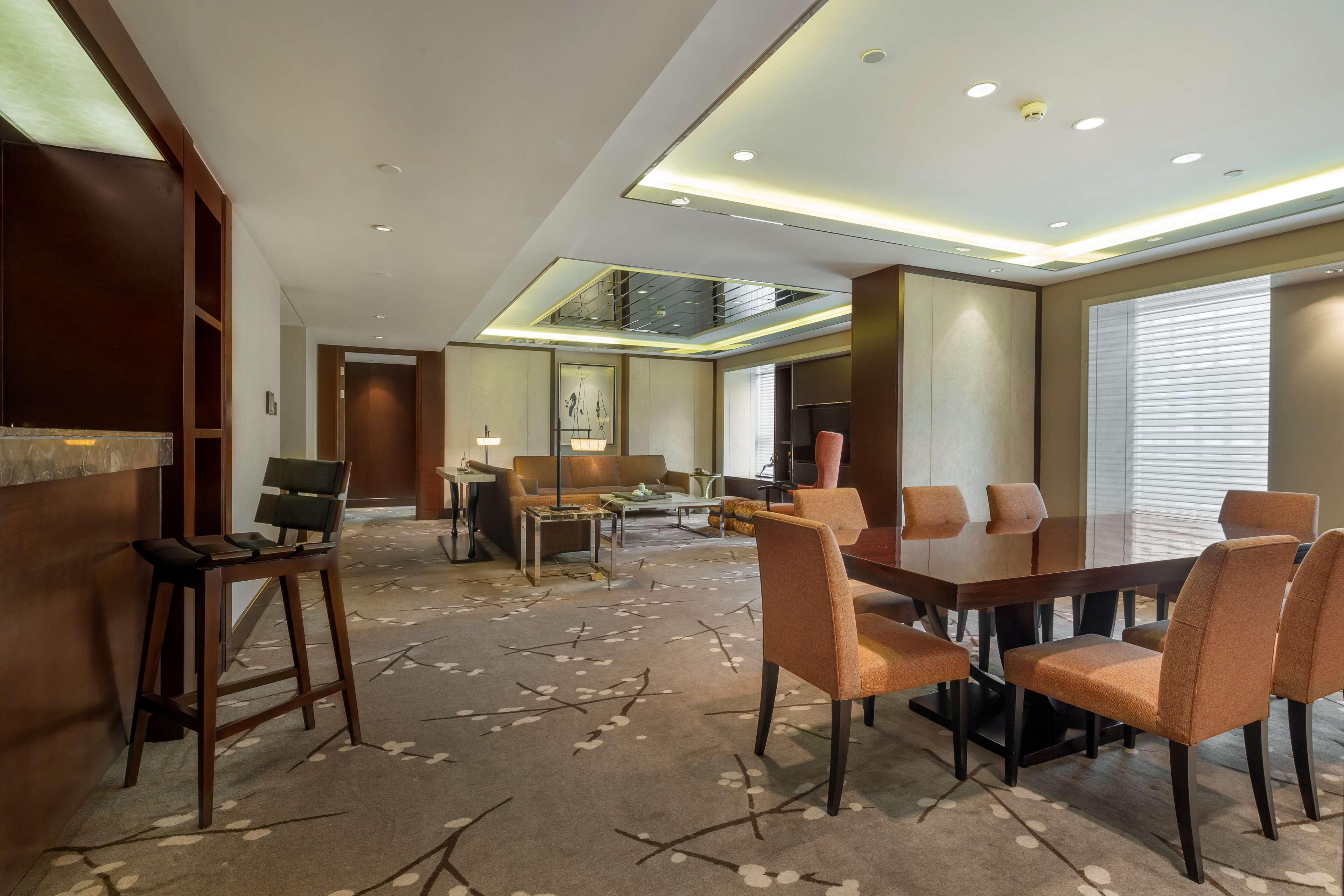Отель Doubletree By Hilton Chongqing - Guanyinqiao Railway Station Экстерьер фото
