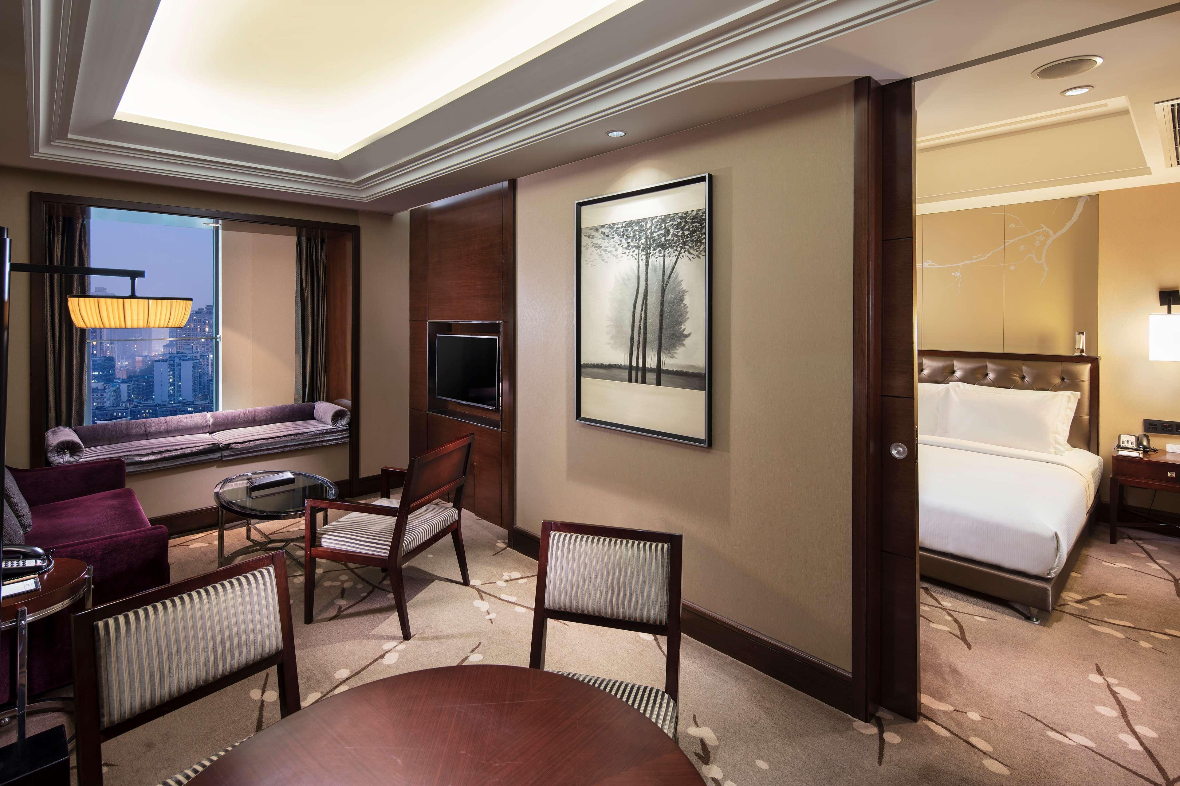 Отель Doubletree By Hilton Chongqing - Guanyinqiao Railway Station Экстерьер фото