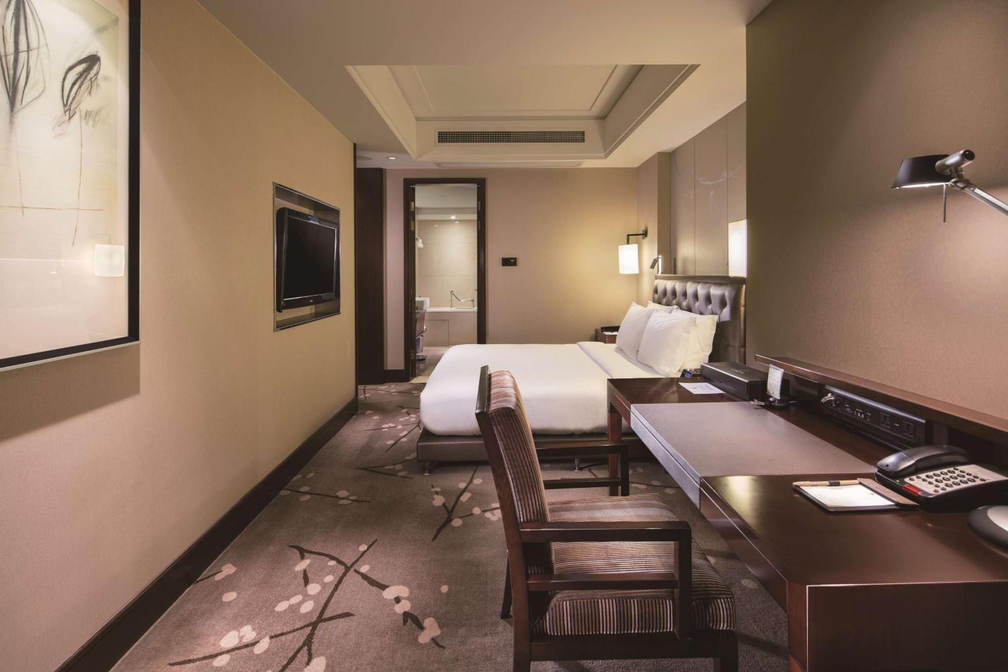 Отель Doubletree By Hilton Chongqing - Guanyinqiao Railway Station Экстерьер фото