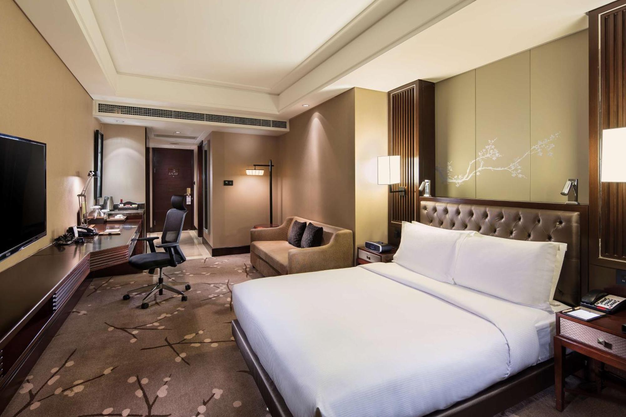 Отель Doubletree By Hilton Chongqing - Guanyinqiao Railway Station Экстерьер фото
